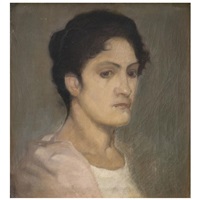 Mujer con chalina rosa