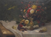 Herbststillleben mit Trauben, Äpfeln und Blumen Herbststillleben mit Trauben, Äpfeln und Blumen