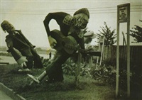 Mannequins-musiciens grotesques dans un champ au Mannequins-musiciens grotesques dans un champ au