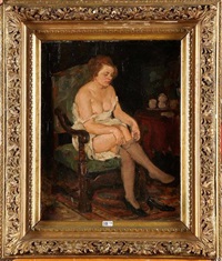 Jeune femme mettant ses bas