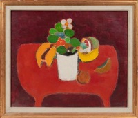Fleurs dans un vase blanc