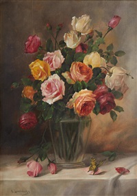 Rosen in Glasvase mit Schmetterling