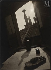 Gant et flacon sous les toits de Paris, 1929 Gant et flacon sous les toits de Paris, 1929