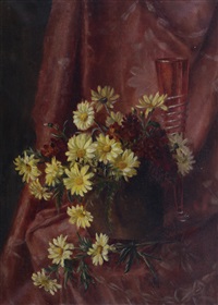 Composizione floreale con drappo rosso