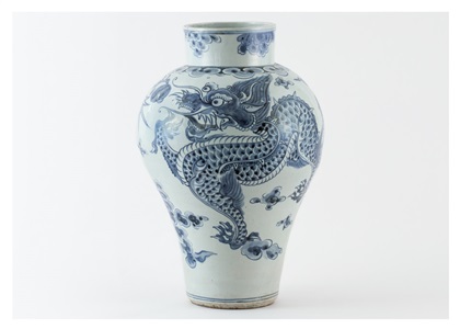 a lee dynasty blue-and-white vase with cloud and dragon patterns