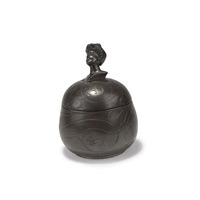 Dose mit weiblichem Kopf als Knauf