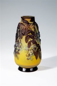 Soufflé - Vase mit Kirschzweigen, 1920–1929 Soufflé - Vase mit Kirschzweigen, 1920–1929