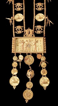 TABBAH, A GOLD COLOURED NECKLACE