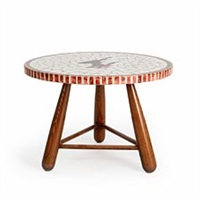 Circular coffee table with club legs