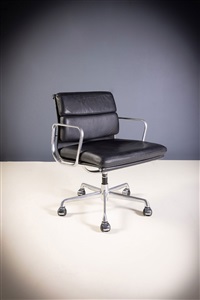AN EA217 SOFT PAD OFFICE CHAIR