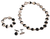 A jewellery set comprising of a necklace and a...