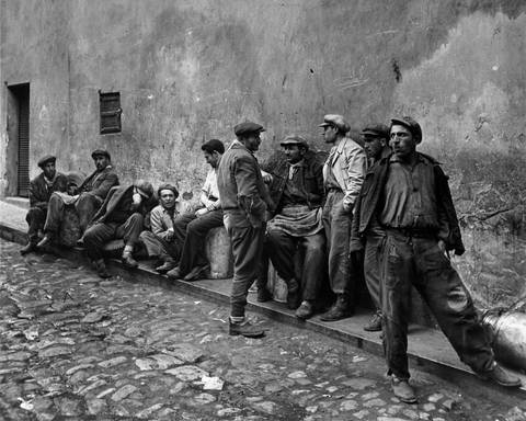 http://www.artnet.com/WebServices/images/ll02066lld3O5GFgFkECfDrCWvaHBOcSCCE/ara-g%C3%BCler-porters-waiting-for-work-at-the-oil-quay,-istanbul.jpg