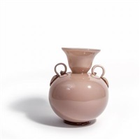 Un vaso in vetro incamiciato biansato, anni..., 1930