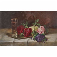 Stillleben mit Rosen, Veilchen und Glas.