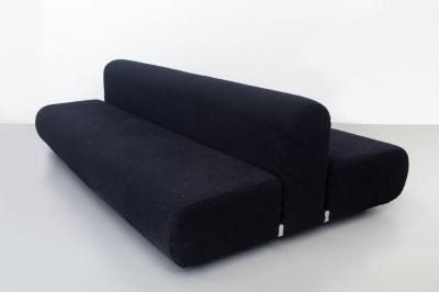 Un divano a doppia seduta suzanne by kazuhide takahama on artnet Divano doppia seduta