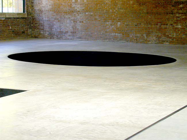 Michael Heizer at Dia Beaon, image: artnet.com