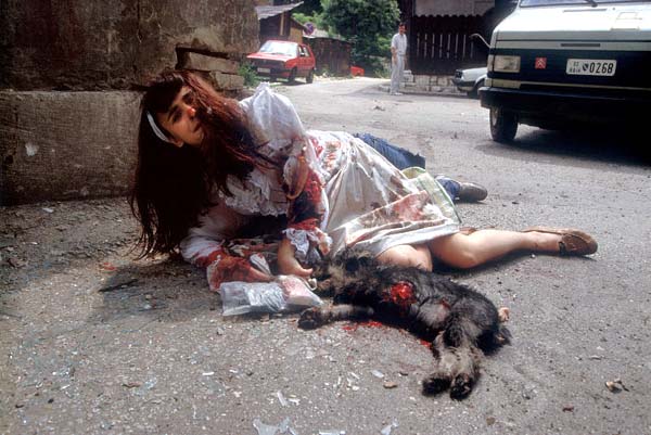 Biljana Yrhovac wounded by a shell, Bosnia ／Luc Delahaye, 1992（圖片來源／artnet）