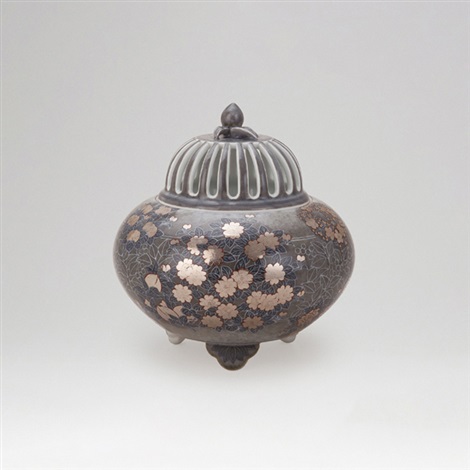 色絵薄墨墨はじき四季花文香炉 by Imaizumi Imaemon XIV on artnet