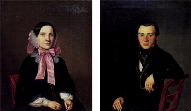 Portræt af dame hvid blondebluse, sort kjole og kyse med lyserode bånd ...