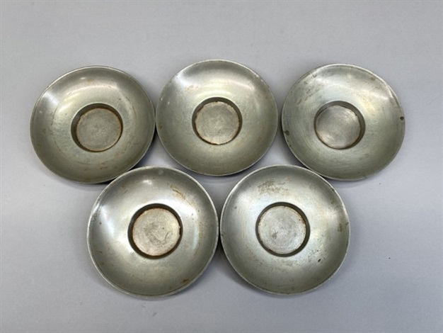 蔵六造 純錫園式 茶托 ５客 在銘 共箱 秦蔵六造錫茶托5客（共箱） by Hata Zoroku on artnet