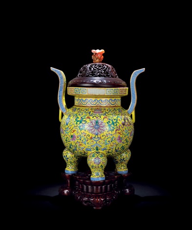 清乾隆黄地粉彩托八宝纹三足鼎式炉on artnet