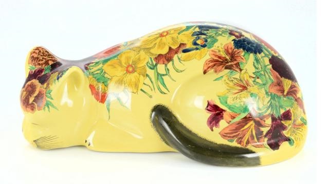 PIERO FORNASETTI SLEEPING CERAMIC CAT DECORATED WITH A COLOURFUL PRINT ...