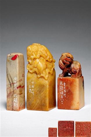 高式熊刻寿山石、昌化鸡血石印章一组三件by Gao Shixiong on artnet
