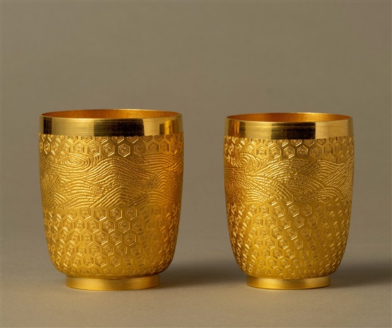 平泽正英作纯金龟甲纹杯一对by Hirasawa Shoei on artnet