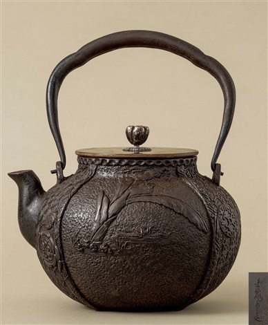 DT520 鍍金 刻草花流水紋 銅湯沸 金龙堂花卉纹铁壶by Kinryudo on artnet