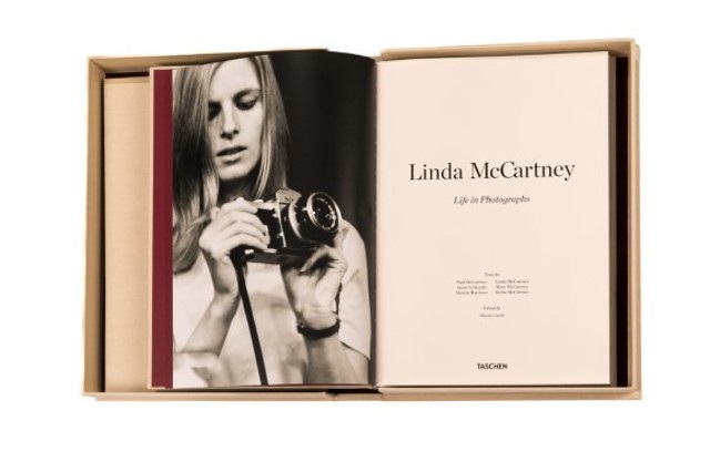 LINDA MCCARTNEY LIFE IN PHOTOGRAPHS LIMITED SIGNED Includes a