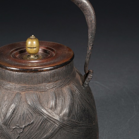 大正1912-1926·龙文堂造绳纹花鸟铁壶by Ryubundo (Co.) on artnet