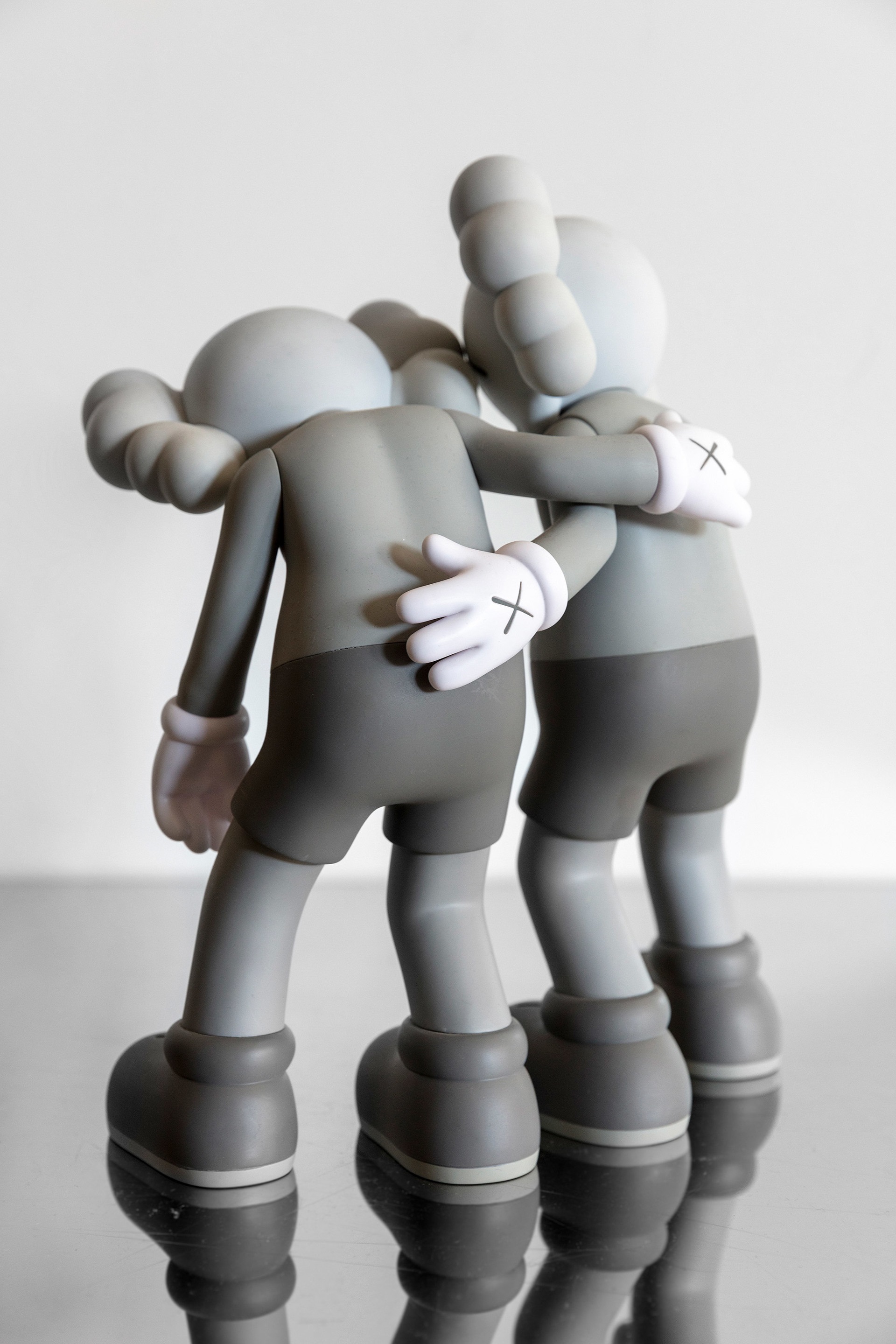 その他 KAWS ALONG THE WAY GREY KAWS - Along The Way (Grey) - Lucky Cat Gallery