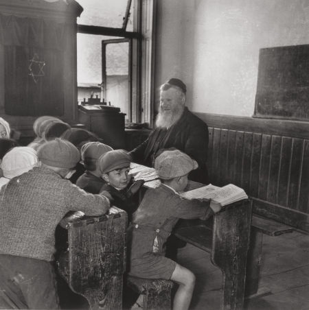 The Vanished World Portfolio Twelve Photographs by Roman Vishniac